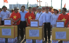 Hơn trăm ngư dân mang cờ Tổ quốc vươn khơi bám biển