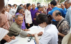 Đoàn Thanh niên Bộ GTVT khám bệnh miễn phí cho dân