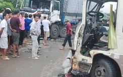 Xe tải tông phải xe khách, QL70 ách tắc nhiều giờ