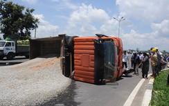 Xe tải chở vật liệu xây dựng phóng nhanh, lật ngửa giữa phố
