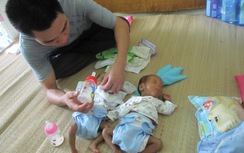 Cặp trẻ song sinh bị mẹ bỏ rơi cần sự giúp đỡ