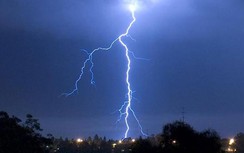 Nghe điện thoại lúc mưa dông, 7 người bị sét đánh trúng