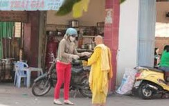 Bắt quả tang hai đối tượng giả dạng nhà sư đi bán… bùa