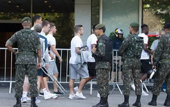 ĐT Anh được cảnh sát bảo vệ như hình với bóng