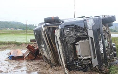 Xe chở gỗ bị lật giữa đêm khuya, 1 người bị thương