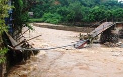 Lũ cuốn gây sập cầu sắt ở Lào Cai