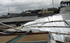 TPHCM: Lốc xoáy "thổi bay" 7 phòng trọ