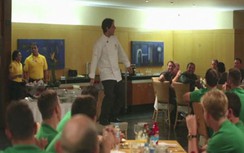 Cầu thủ Australia hứng khởi trước màn nhảy tự phát của đầu bếp