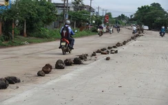 Thi công tỉnh lộ 8 nhà thầu lấy đá hộc phân làn