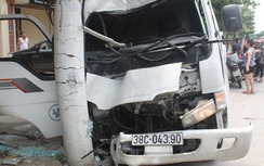 Xe chở bia đâm cột điện, 2 người mắc kẹt trong cabin