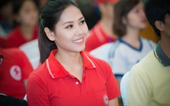 Hoa hậu Nguyễn Thị Loan tích cực kêu gọi hiến máu