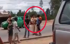 Giận vợ, chồng ôm con ra giữa QL nằm cho xe cán
