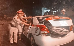 Đội mưa giông giải cứu taxi bị cây đổ đè