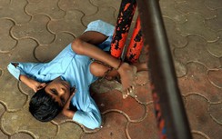 Éo le mảnh đời cậu bé bị trói chân ở bến xe bus