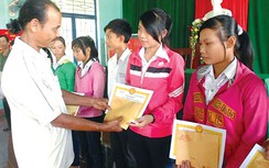 Người nhặt tiền lẻ tặng người nghèo