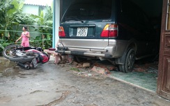 Ô tô lao thẳng nhà dân, một bà bầu đi cấp cứu