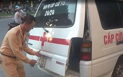 Vạch mặt xe cứu thương rởm, có bác sĩ giả đi cùng