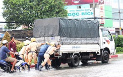 CSGT giúp dân đẩy xe buýt chết máy giữa đường