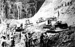 Áo vá, dép lốp mở đường