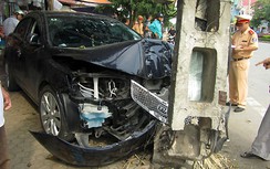Ô tô húc đổ cột điện cao áp, 1 người chết tại chỗ