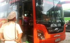 Xe khách chở quá số người quy định bị CSGT "tóm gọn"