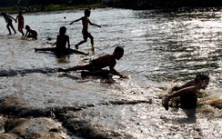 "Hà bá" rình rập trên đập tràn Phà Lài