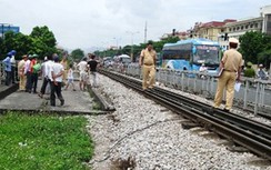 Rơi xuống đường ray từ đoàn tàu đang chạy