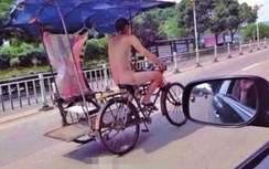 Thua độ World Cup, khỏa thân đạp xe diễu phố
