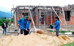 Hộ nghèo vùng lũ lụt được hỗ trợ xây nhà