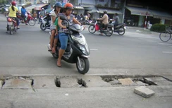 Nắp cống vỡ, trụ điện tre, rác thải bừa cần được xử lý