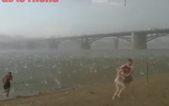 Kinh hoàng trận bão mưa đá đổ ập xuống đầu người tắm biển