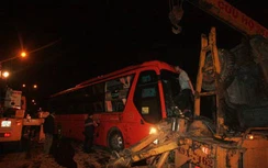 Xe khách giường nằm đâm vào nhà dân