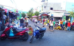 Chợ cóc bát nháo lòng đường