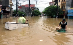 Lạng Sơn: Dân ngồi thùng xốp, ôm phao bơi trong biển nước