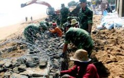 Tuy Hòa xử lý sạt lở bờ biển trước mưa lũ