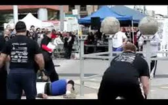 Lực sĩ đuối sức bị đá rơi gập đôi người