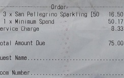 Anh: 2,7 triệu VNĐ cho 3 chai nước lọc