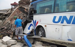 Xe khách cán chết người, lao thẳng vào nhà dân