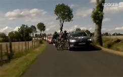 Đang đua xe đạp, VĐV bị xe truyền hình tông ngã