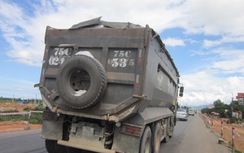Xe tải "khủng" vẫn ung dung trên đường tránh Huế