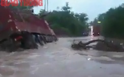 Kinh hoàng xe tải chìm nghỉm dưới dòng lũ chảy xiết