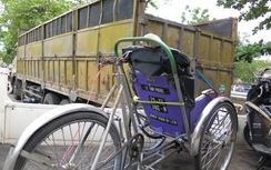 Đâm phải xích lô, thanh niên đi xe máy tử vong