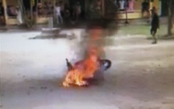 Hai thanh niên trộm chó bị đốt xe, đánh "hội đồng"