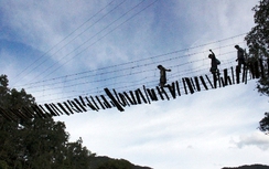 Dân dỡ bỏ biển cấm bước qua cầu treo "tử thần"