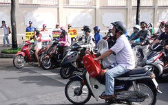 Xe máy không chấp hành vạch kẻ đường bị xử lý thế nào?