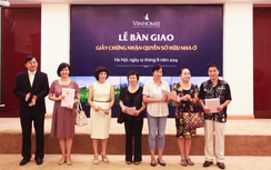 Công ty Vinhomes bàn giao sổ đỏ cho khách hàng