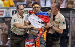 Fan cuồng lao vào sân đòi "ôm ấp" sao Real