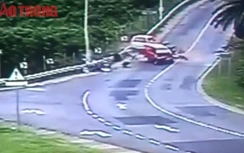 Kinh hoàng ô tô đâm nhau khiến 15 học sinh văng xuống đường