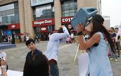 Thiếu nữ đánh tới tấp bạn trai giữa phố vì tặng hàng hiệu rởm