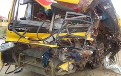 Tạt đầu container đón khách, 8 người bị thương